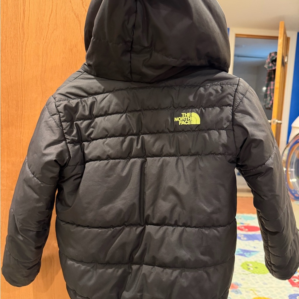 The North Face Jacket boys 4T - Picture 8 of 9